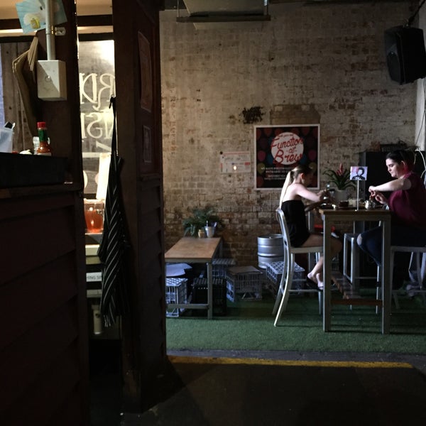 Foto diambil di Brew Cafe &amp; Wine Bar oleh Angelina H. pada 4/1/2017