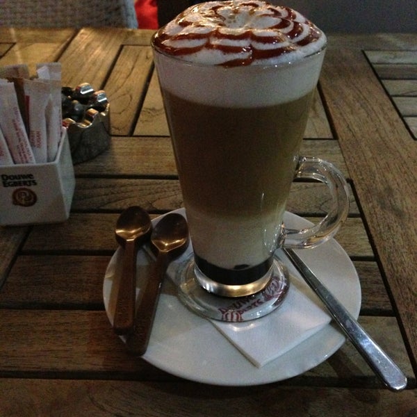 Das Foto wurde bei Douwe Egberts Coffee &amp; Restaurant von Yiğit Efe am 9/7/2013 aufgenommen