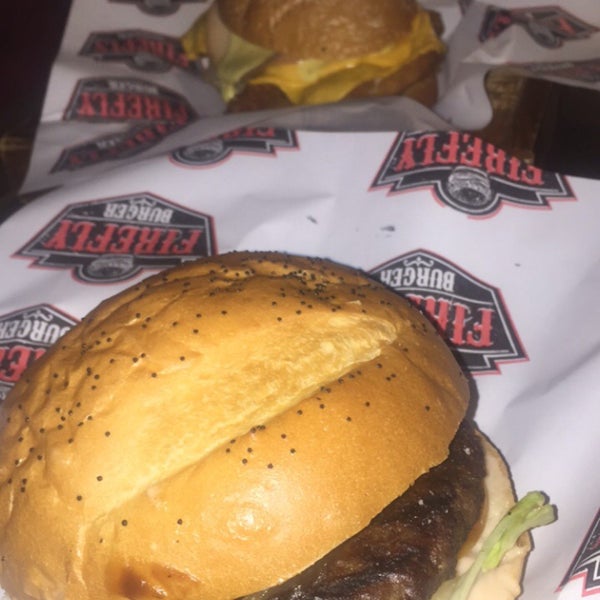 Foto tirada no(a) Firefly Burger por Fares A. em 9/21/2018