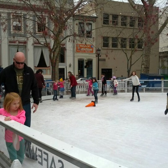 Foto tomada en Downtown Sacramento Ice Rink  por Brett W. el 12/16/2012