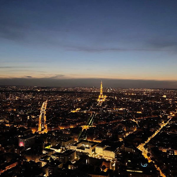 Foto diambil di Observatoire Panoramique de la Tour Montparnasse oleh Melih pada 5/15/2022