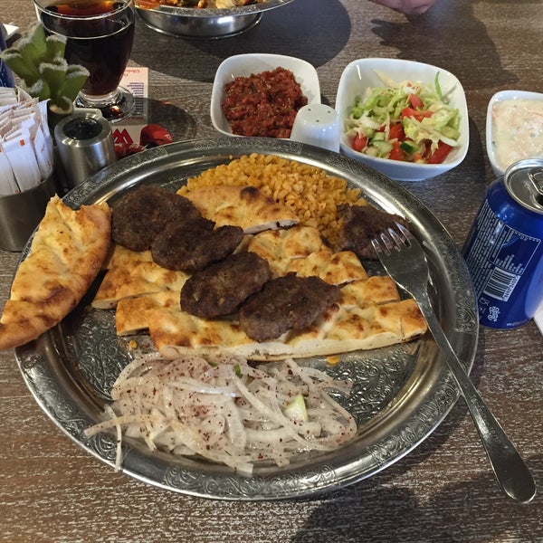 รูปภาพถ่ายที่ Kariyer Cafè &amp; Restaurant โดย Ahmet G. เมื่อ 10/31/2016