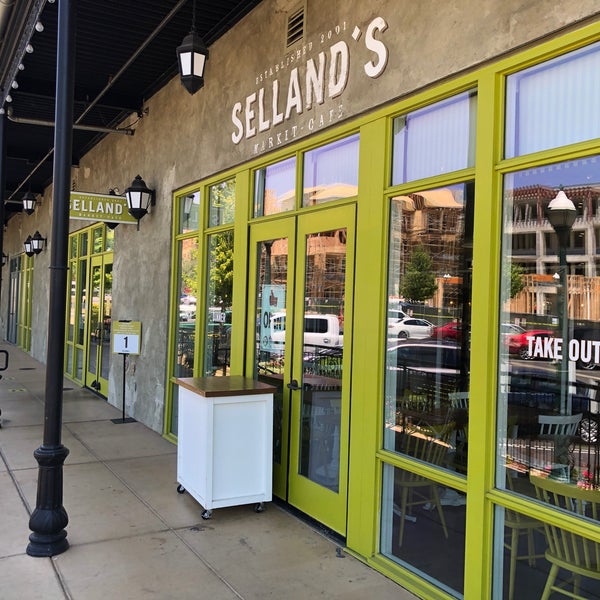 รูปภาพถ่ายที่ Selland&#39;s Market Cafe โดย Ani K. เมื่อ 7/18/2020