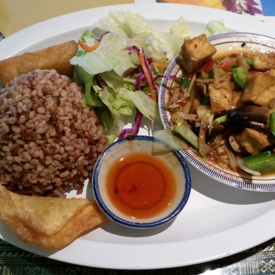 Foto scattata a Siam Taste Thai Cuisine da Ani K. il 10/15/2014