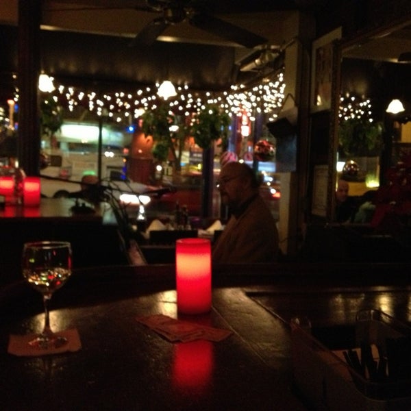 12/28/2012 tarihinde Liz W.ziyaretçi tarafından Mimi&#39;s Italian Restaurant &amp; Piano Bar'de çekilen fotoğraf
