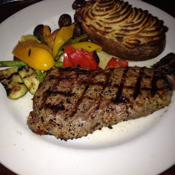 Photo taken at The Keg Steakhouse + Bar - Las Colinas by Felipe M. on 6/25/2013