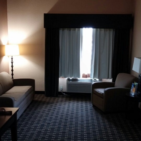 Das Foto wurde bei La Quinta Inn &amp; Suites Mt. Pleasant von Pickles P. am 6/27/2014 aufgenommen