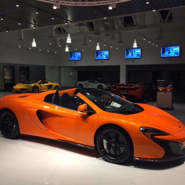 Foto tirada no(a) McLaren Auto Gallery Beverly Hills por Istanbul em 4/7/2014