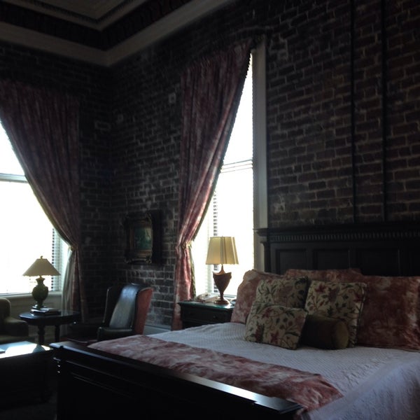 รูปภาพถ่ายที่ East Bay Inn โดย Candice เมื่อ 2/16/2014