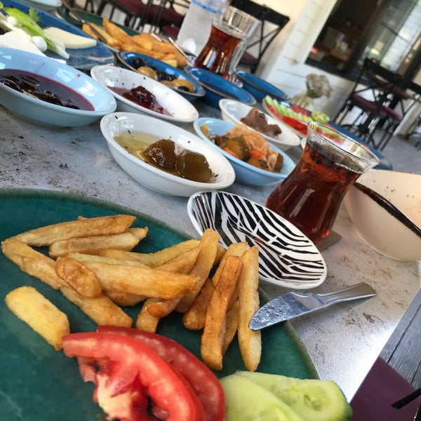 Foto scattata a Biber Cafe &amp; Restaurant da Cüneyt Ç. il 7/25/2022