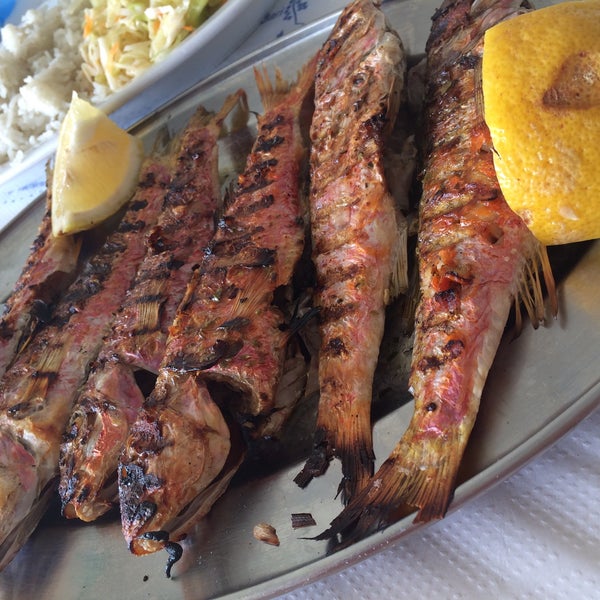 รูปภาพถ่ายที่ Taverna Stefanos Fish &amp; Greek food โดย Yiota เมื่อ 8/9/2017