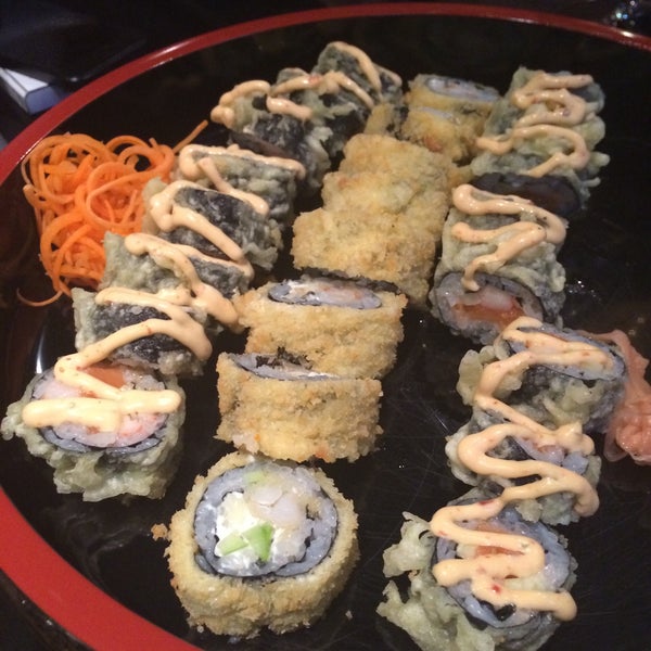 Foto tirada no(a) Yuka Kaiten Sushi por Didem D. em 12/16/2014