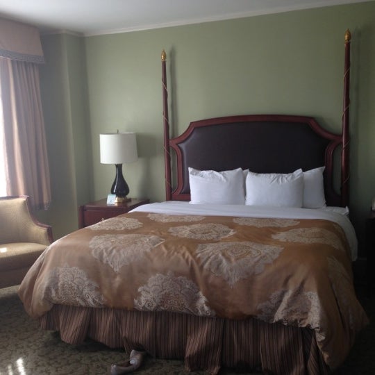 รูปภาพถ่ายที่ Francis Marion Hotel โดย Nancy P. เมื่อ 11/13/2012