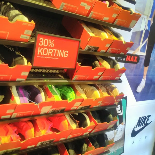 Middeleeuws Grote hoeveelheid viool Nike Factory Store - Sporting Goods Shop in Schildersbuurt