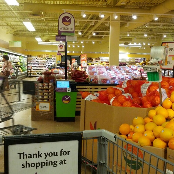 Photo taken at Giant Food by Ali on 5/22/2013