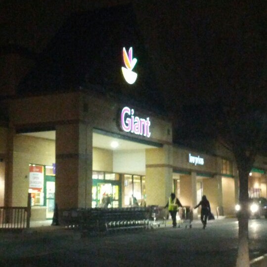 Photo taken at Giant Food by Ali on 12/8/2012