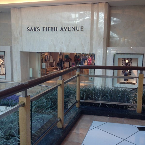รูปภาพถ่ายที่ Saks Fifth Avenue โดย Karen B. เมื่อ 4/27/2014