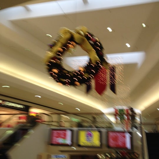 รูปภาพถ่ายที่ Oakland Mall โดย Karen B. เมื่อ 11/23/2012