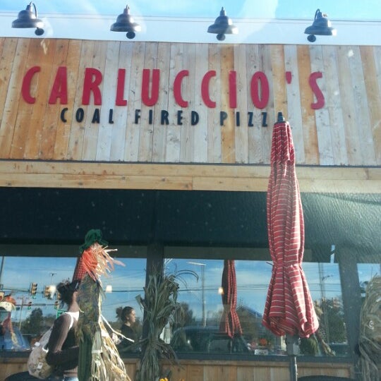 Foto scattata a Carluccio&#39;s Coal Fired Pizza da SHAWN il 11/8/2012