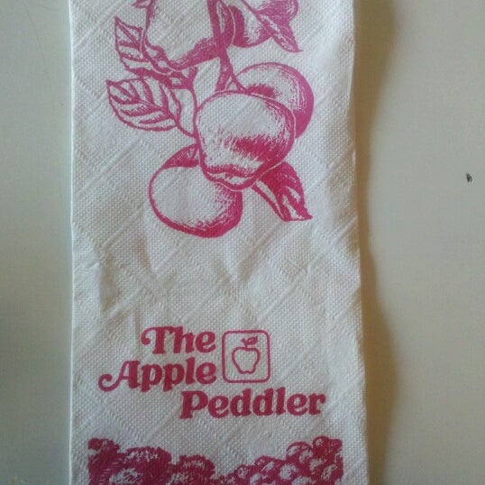 รูปภาพถ่ายที่ The Apple Peddler โดย Apache Rose P. เมื่อ 11/25/2012
