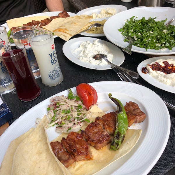 รูปภาพถ่ายที่ Zervan Restaurant &amp; Ocakbaşı โดย Mete เมื่อ 4/28/2019