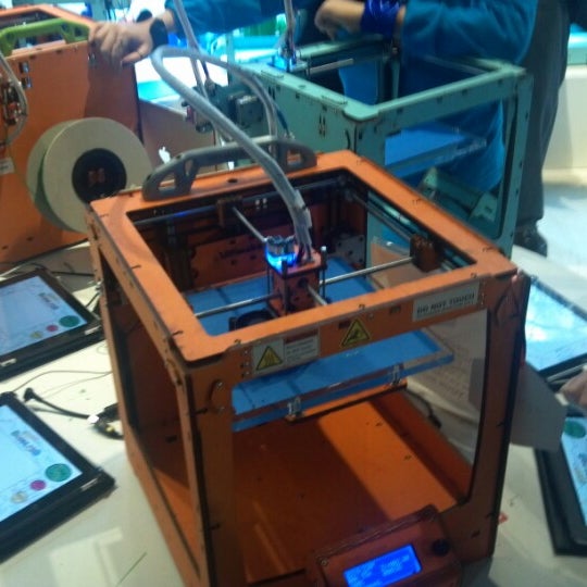 Foto scattata a 3DEA: 3D Printing Pop Up Store da darren k. il 12/22/2012