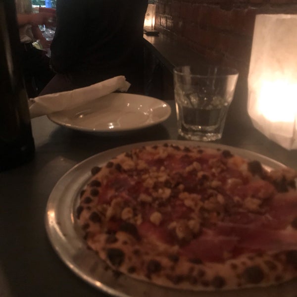 Super cool place to have a Negroni🥃 and Naples style pizza. The place is cash only. Pizza only by whole pie(large or small). My choice is Prosciutto Gorgonzola🍕