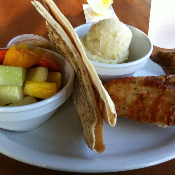 2/7/2013 tarihinde Rick G.ziyaretçi tarafından California Chicken Cafe'de çekilen fotoğraf