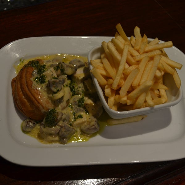 Creamy fricassee of chicken & fresh mushroom, served in its own crunchy pastry casing, served with chips