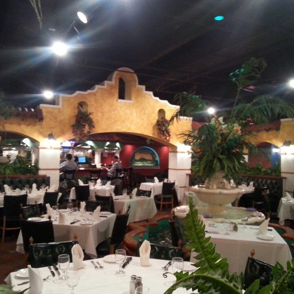 Foto tirada no(a) El Novillo Restaurant por Tess A. em 10/14/2013
