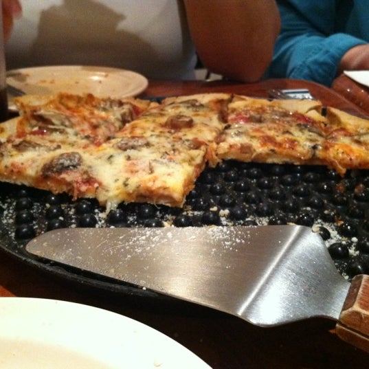 Photo taken at Pusateri&#39;s Chicago Pizza by Kayla on 11/23/2012