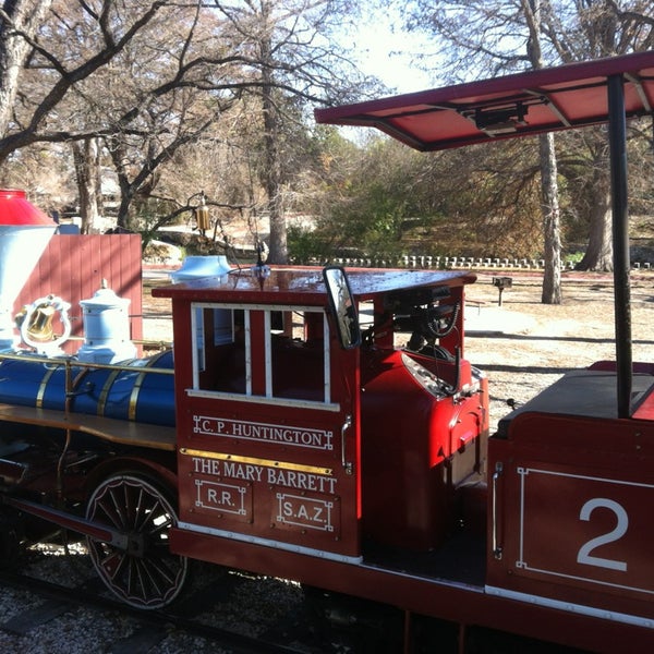 Foto tirada no(a) San Antonio Zoo - Train Depot (@SanAntonioZoo) por Naeole N. em 12/25/2012