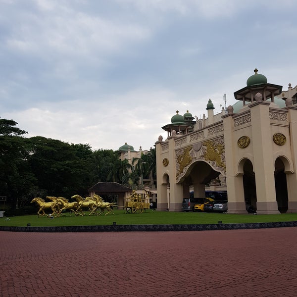 Foto diambil di Palace of the Golden Horses oleh Yi C. pada 10/21/2018