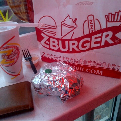 Снимок сделан в Z Burger пользователем ebrahim b. 11/1/2012