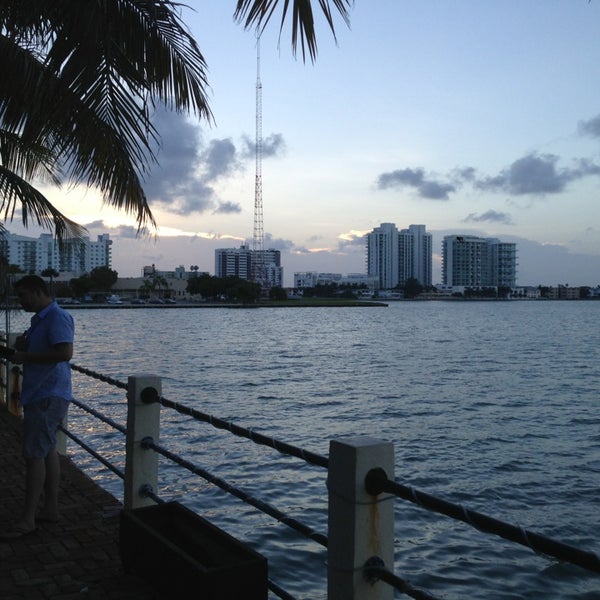 8/16/2013 tarihinde Christopher R.ziyaretçi tarafından Trio On The Bay'de çekilen fotoğraf
