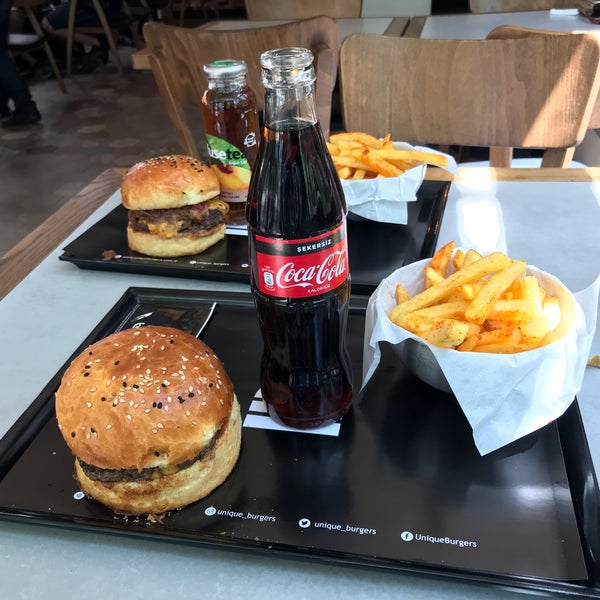 Foto tirada no(a) Unique Burgers por Onur em 8/7/2019
