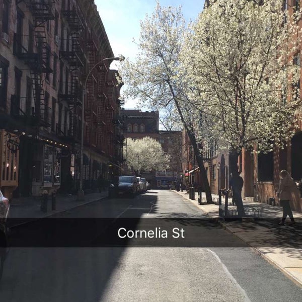 รูปภาพถ่ายที่ Cornelia Street Cafe โดย Thisfatkidtravels เมื่อ 3/30/2016