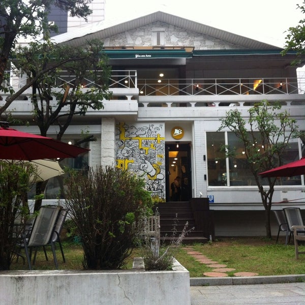 Foto tomada en You Are Here Cafe  por Kim Ling K. el 8/21/2014