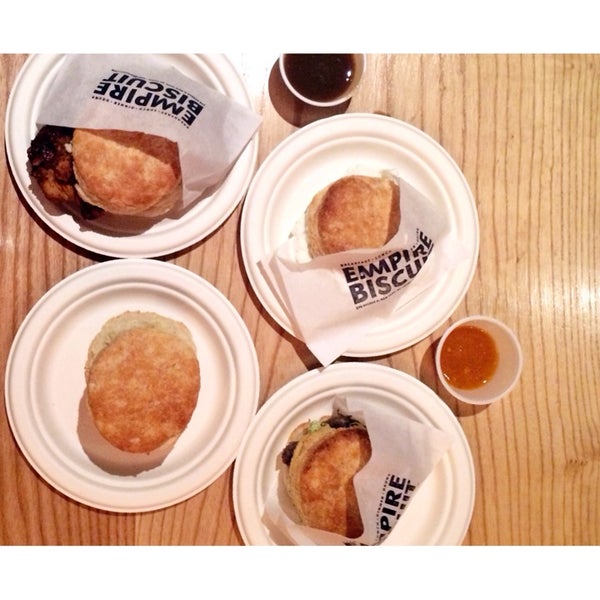 รูปภาพถ่ายที่ Empire Biscuit โดย foodforfel เมื่อ 12/2/2013