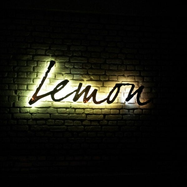 Снимок сделан в Lemon Bar &amp; Kitchen пользователем Iqbal A. 5/18/2013