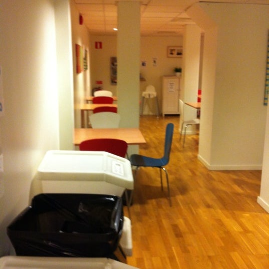 Photo taken at Slottsskogens Vandrarhem &amp; Hotell Gothenburg - Backpackers by Pinar on 12/8/2012