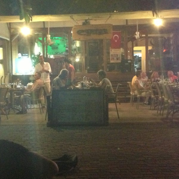Снимок сделан в Eyna Restaurant пользователем Sinem Deniz A. 8/31/2013