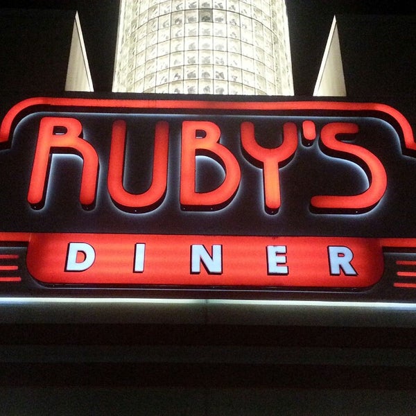 Foto diambil di Ruby&#39;s Diner oleh Lorraine-Lori J. pada 3/9/2013