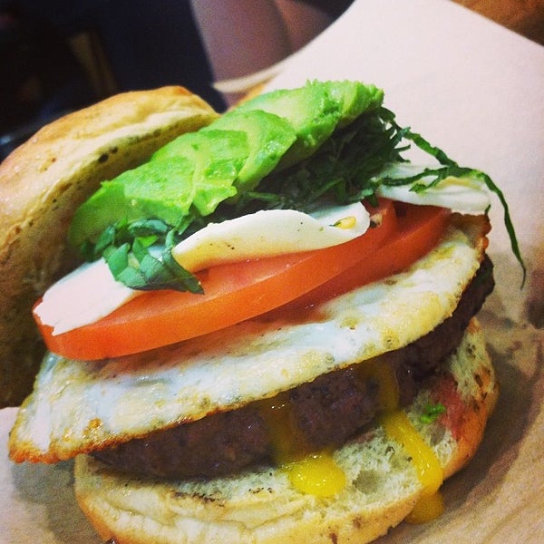 Снимок сделан в G Burger - Irvine пользователем Tiff 5/11/2014