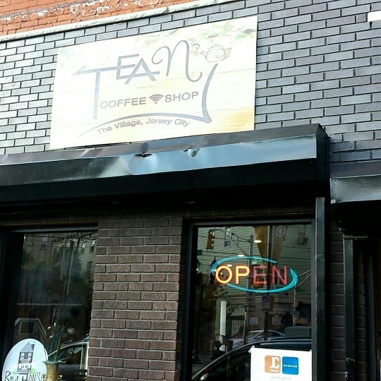 Foto tomada en Tea NJ &quot;Vegan Friendly Cafe&quot;  por Ron M. el 6/6/2014