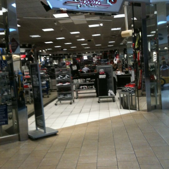 Снимок сделан в Brunswick Square Mall пользователем Cdot Q. 10/1/2012