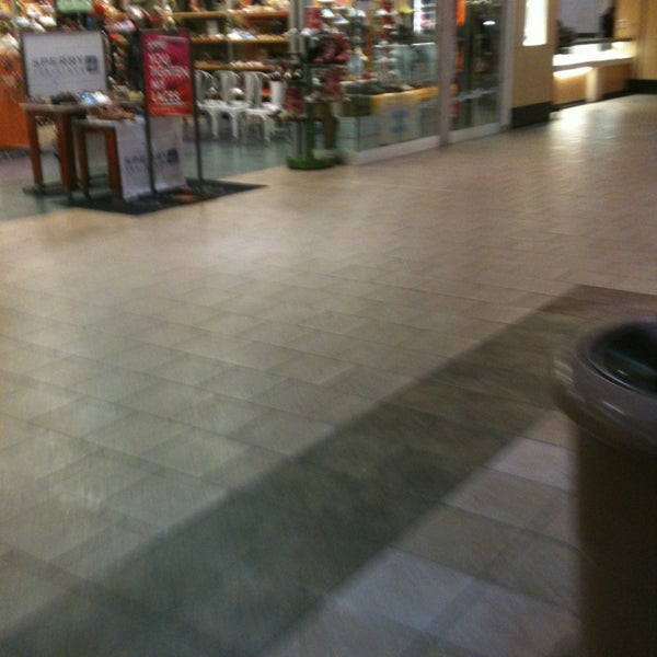 Foto scattata a Brunswick Square Mall da Cdot Q. il 2/16/2013