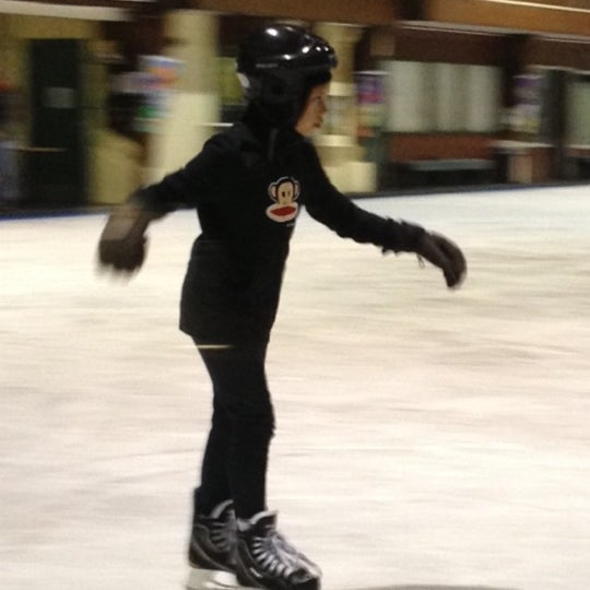 Photo taken at Toronto Cricket Skating and Curling Club by Maureen Kandice R. on 10/27/2012