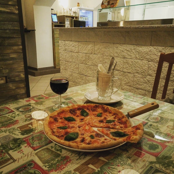 Pizza Něžnost, víno, pizza Margherita