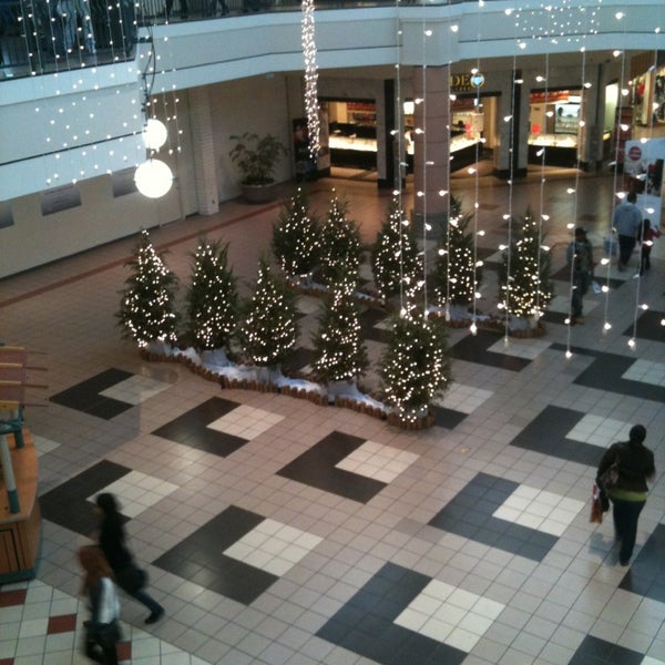 Foto tirada no(a) Southlake Mall por Howard L. em 12/22/2012